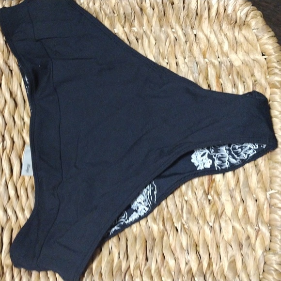 🆕 Maaji reversible Black and white swim bottom - Picture 2 of 8